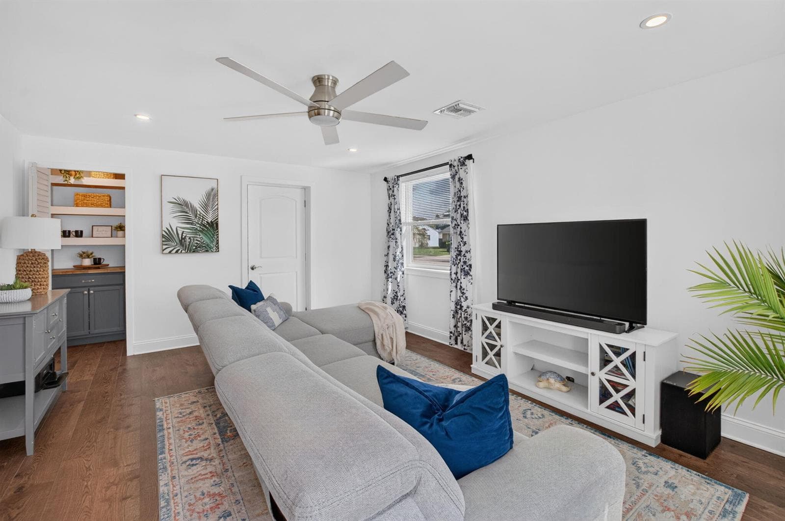 LIVING/FAMILY ROOM