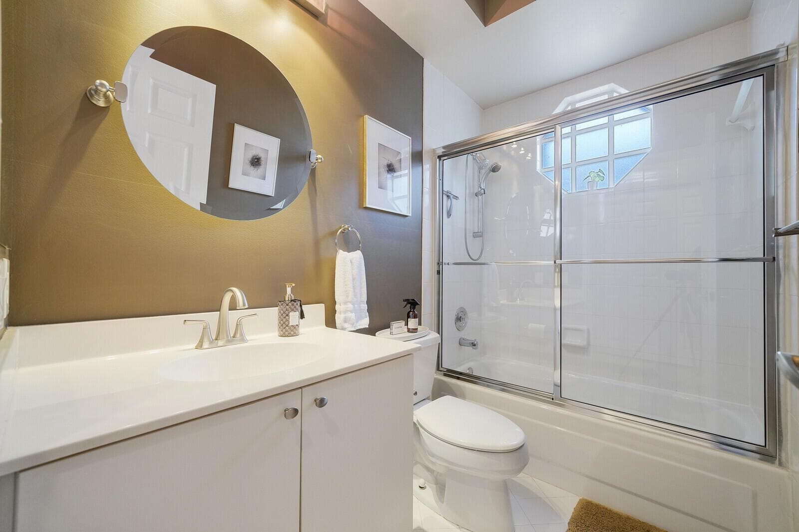 Guest Bath w/ Tub