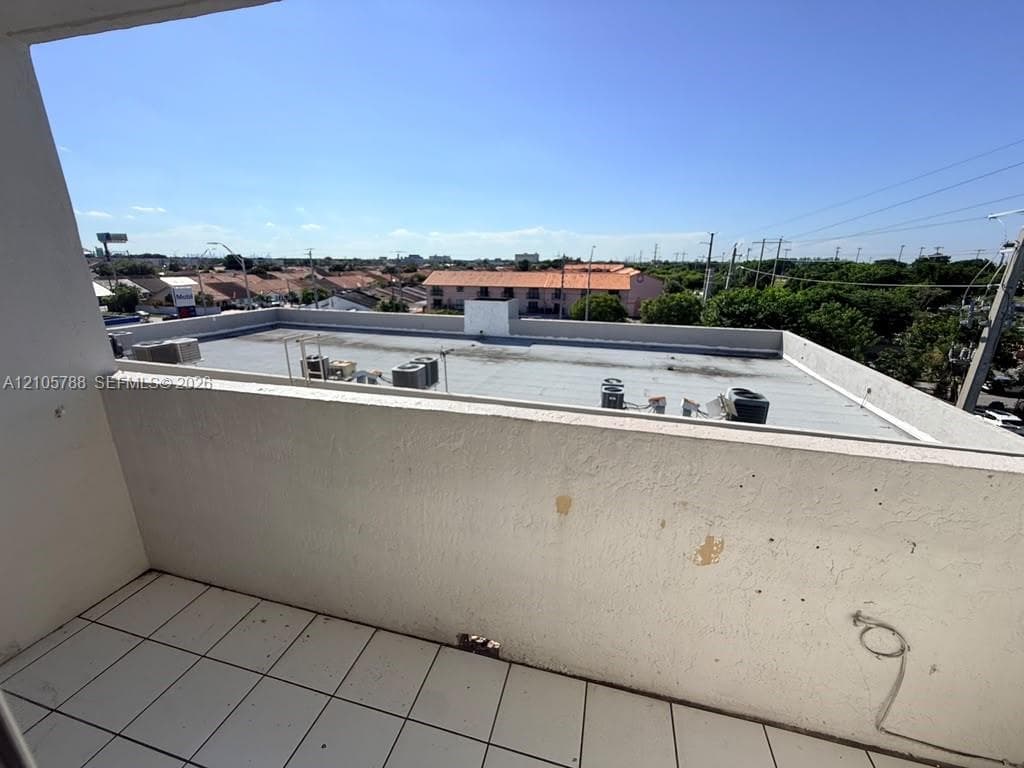 Private balcony featuring stucco walls and ceramic tile flooring
