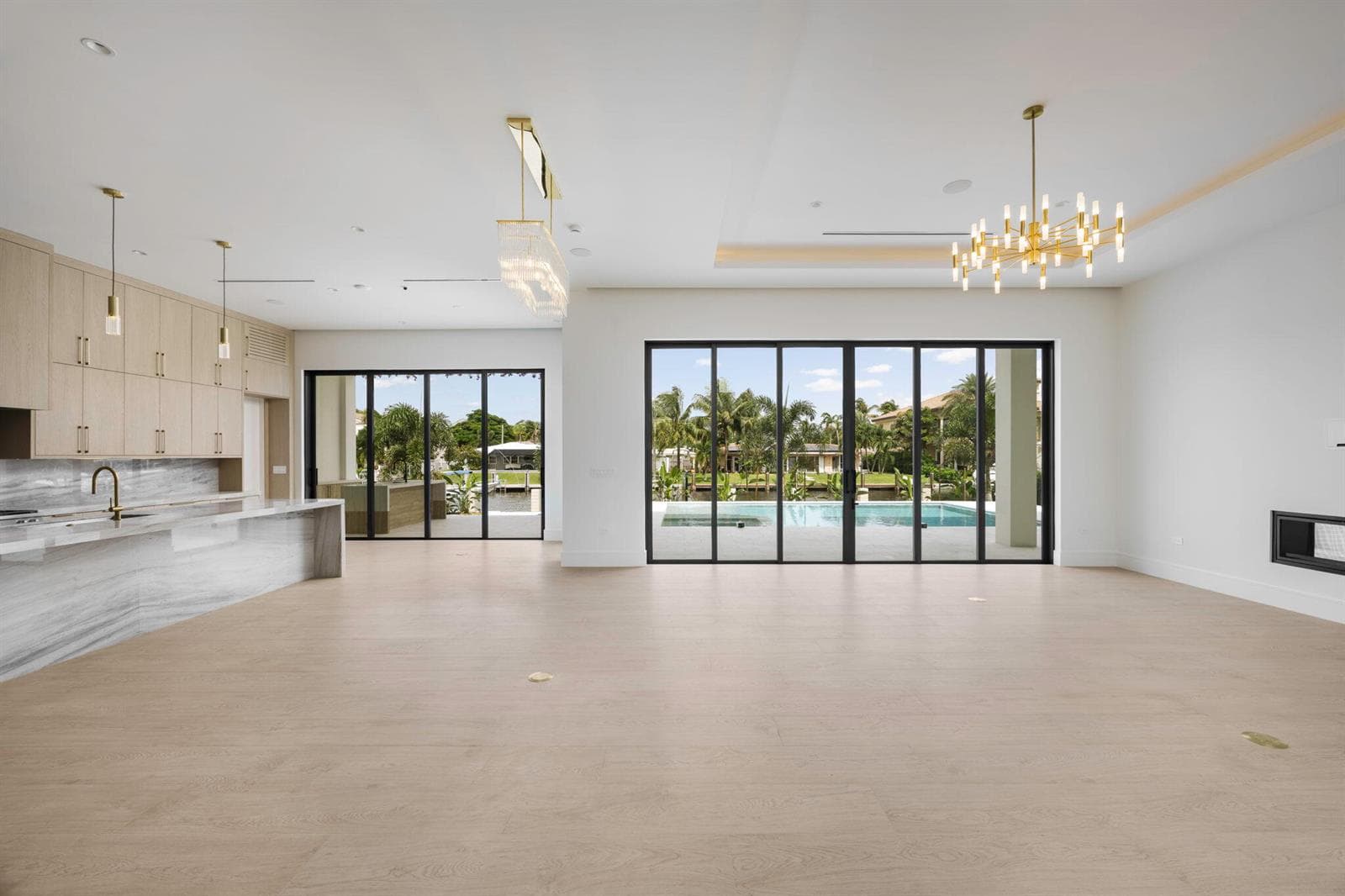 2921 foyer look to back