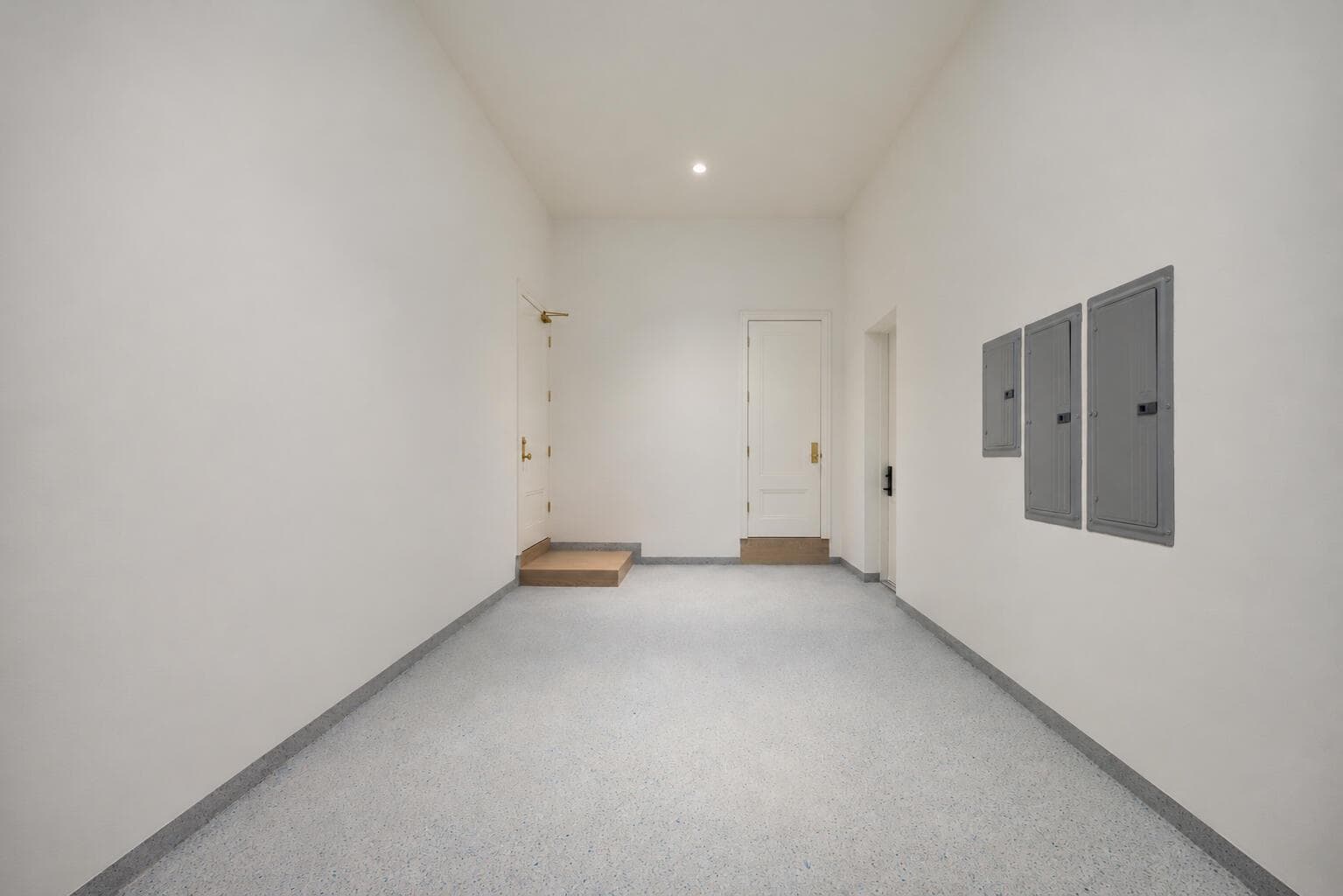 2921 single garage photo 1