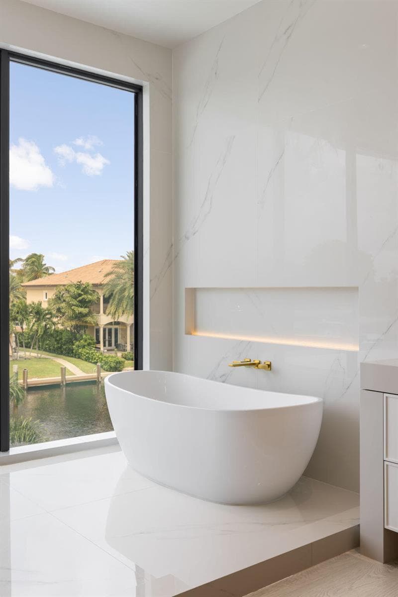 Primary freestanding tub