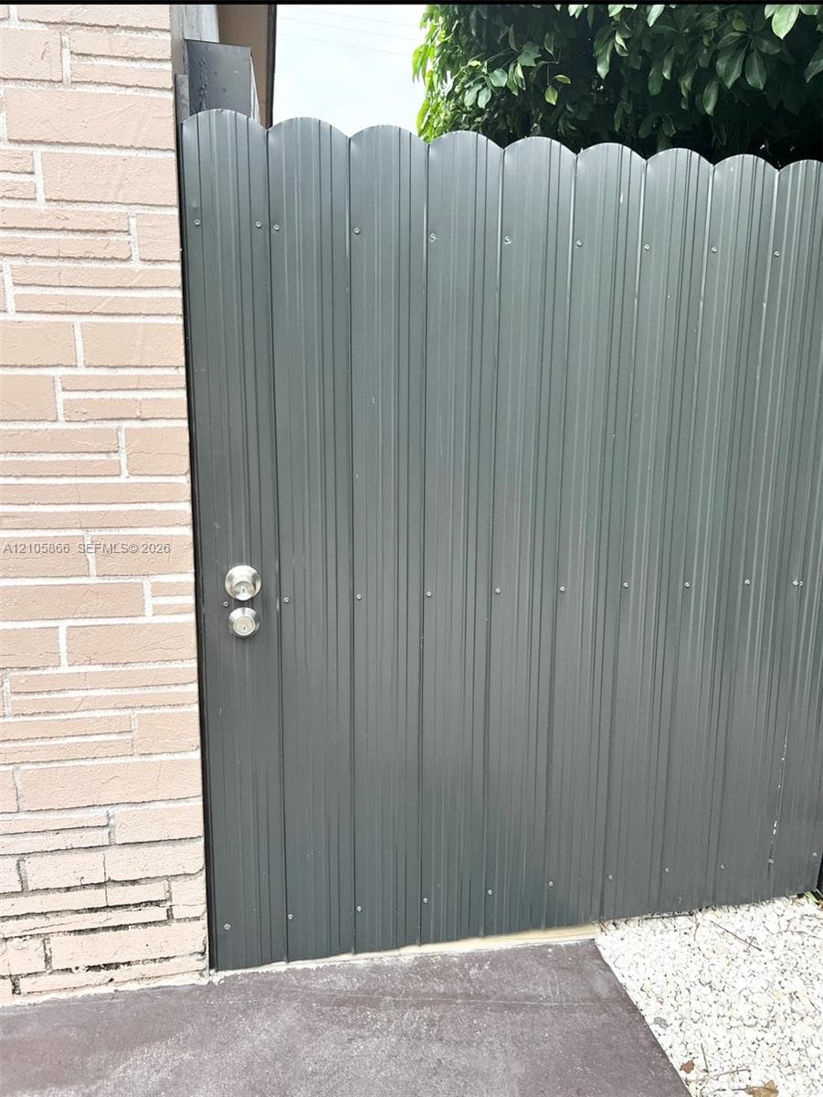 Private Entrance to 1/1