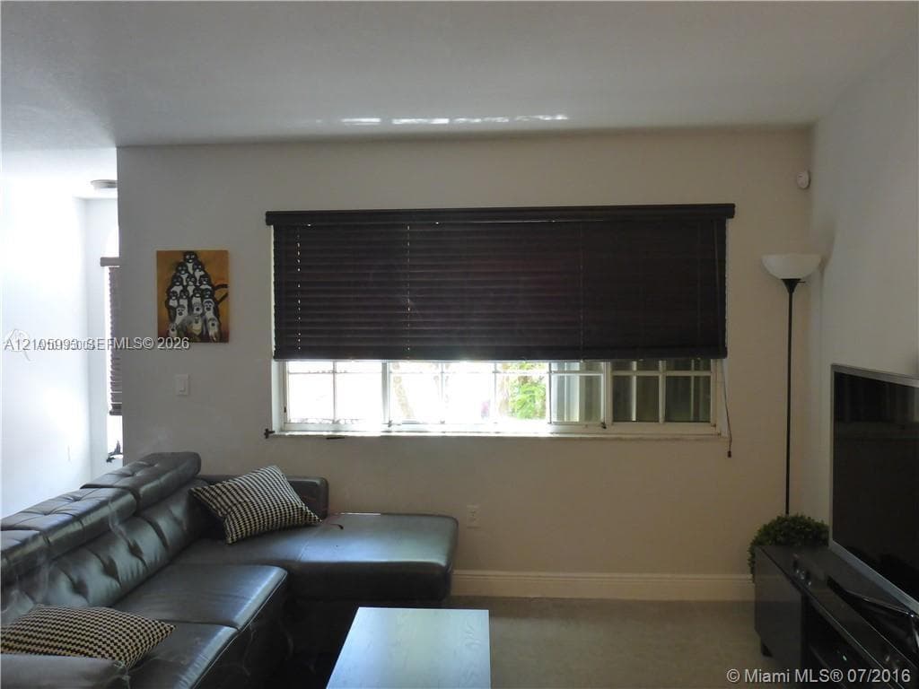 Fountain Pk Village homes · #1001 in Miami Lakes - Photo 2
