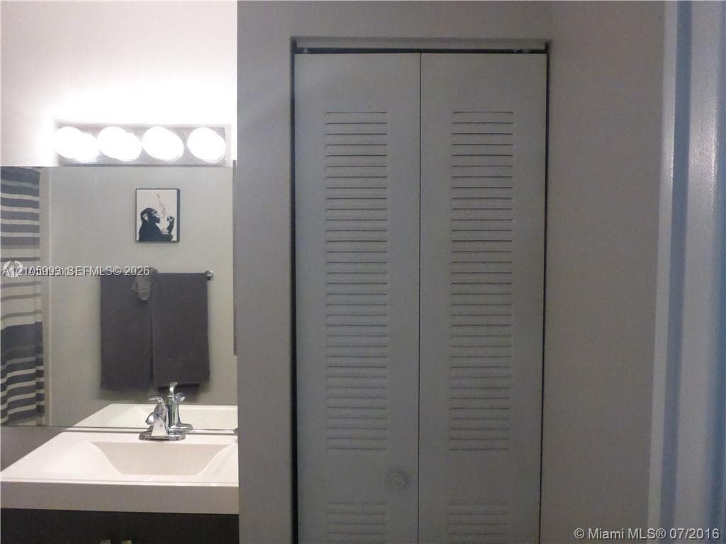 Fountain Pk Village homes · #1001 in Miami Lakes - Photo 6