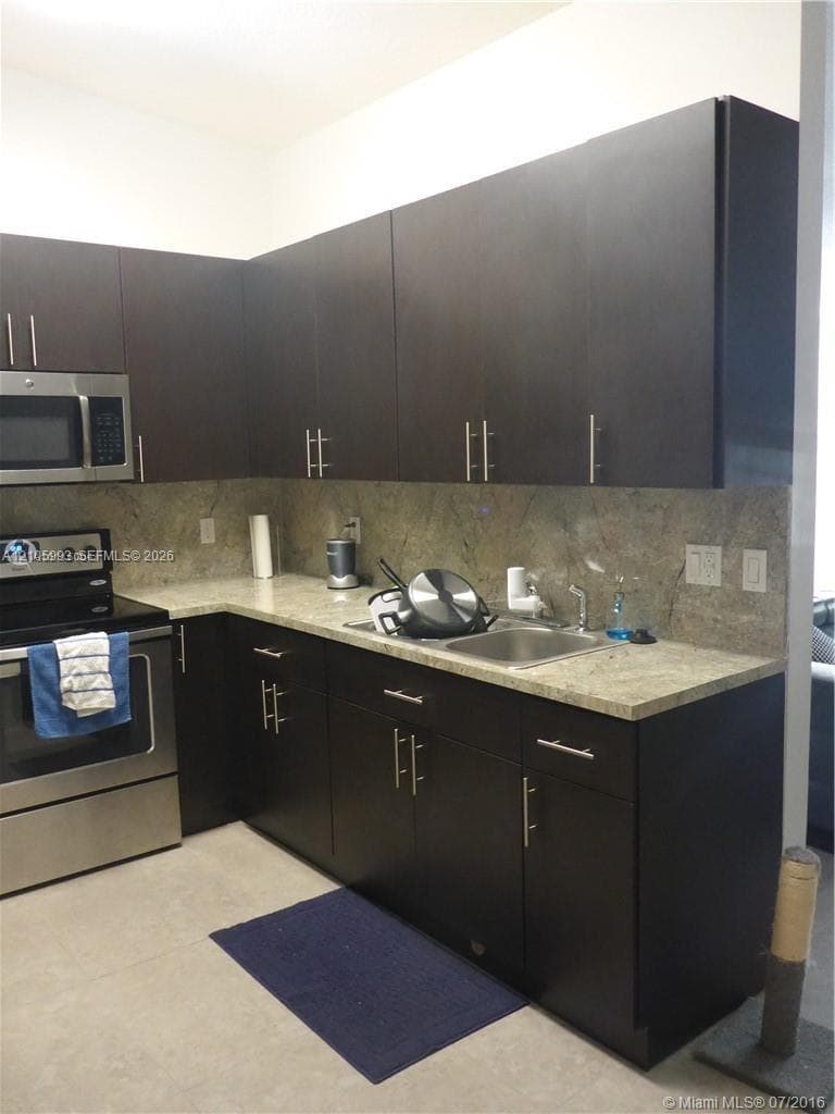Fountain Pk Village homes · #1001 in Miami Lakes - Photo 12