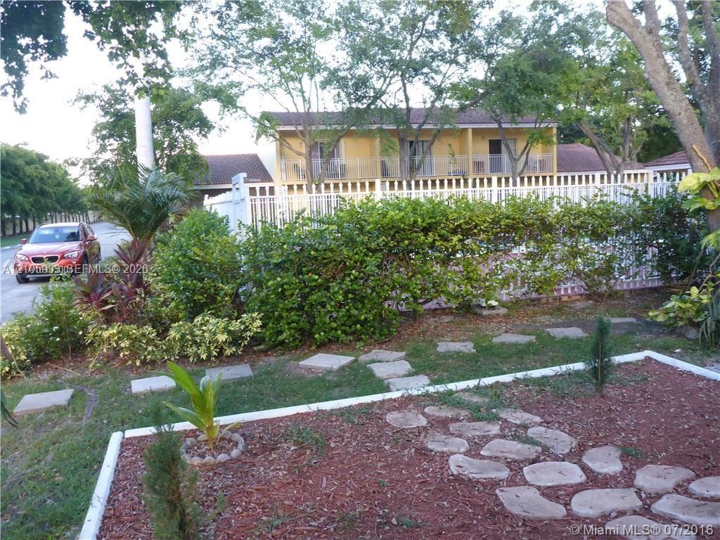 Fountain Pk Village homes · #1001 in Miami Lakes - Photo 14