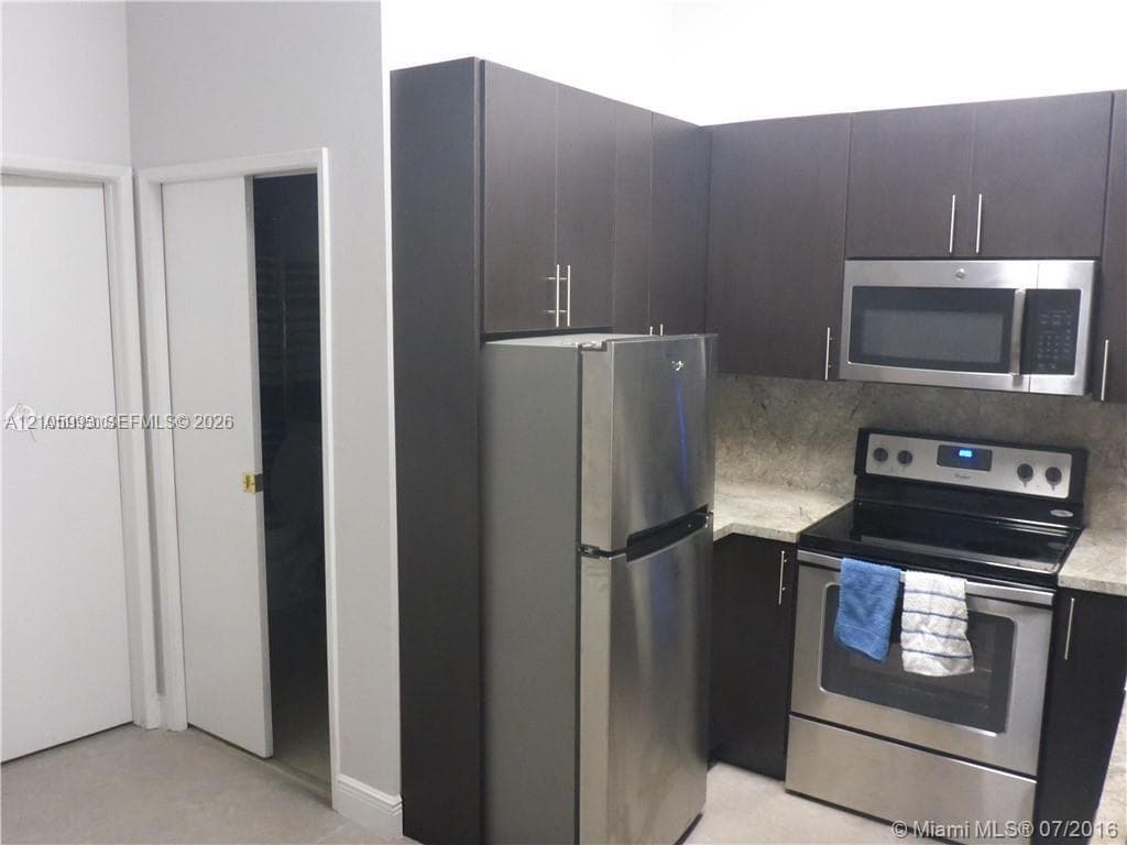 Fountain Pk Village homes · #1001 in Miami Lakes - Photo 11