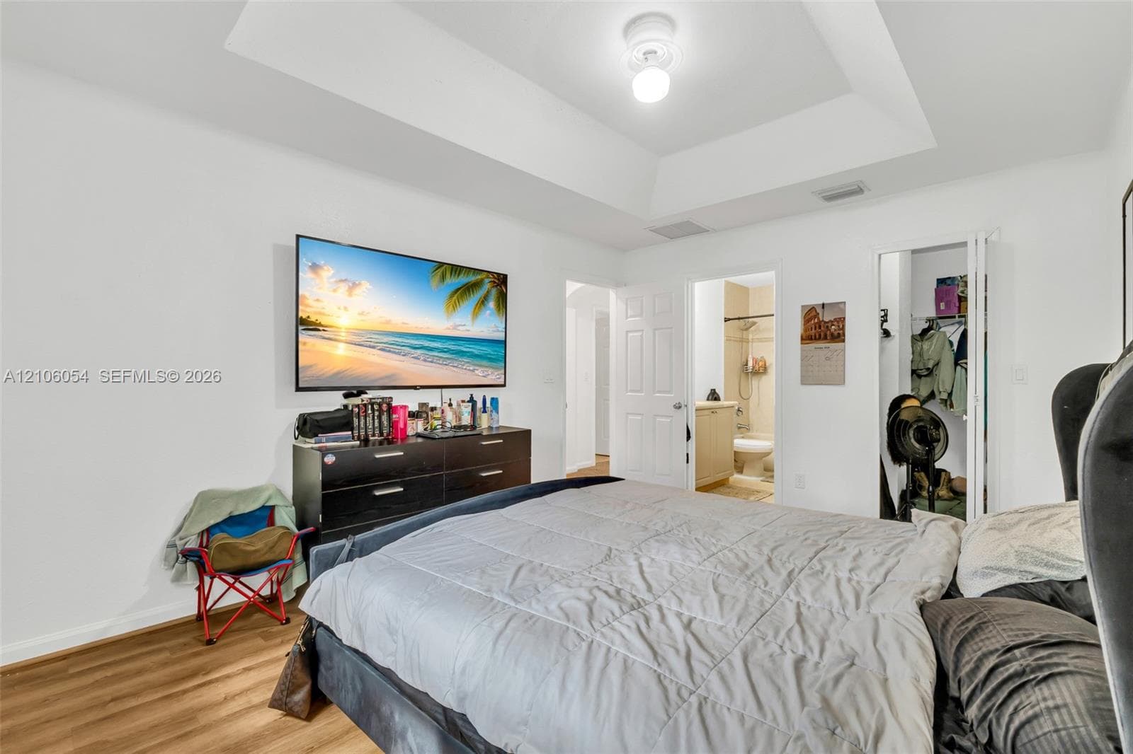 Tray ceiling, wood-finish flooring, and recessed ceiling lighting