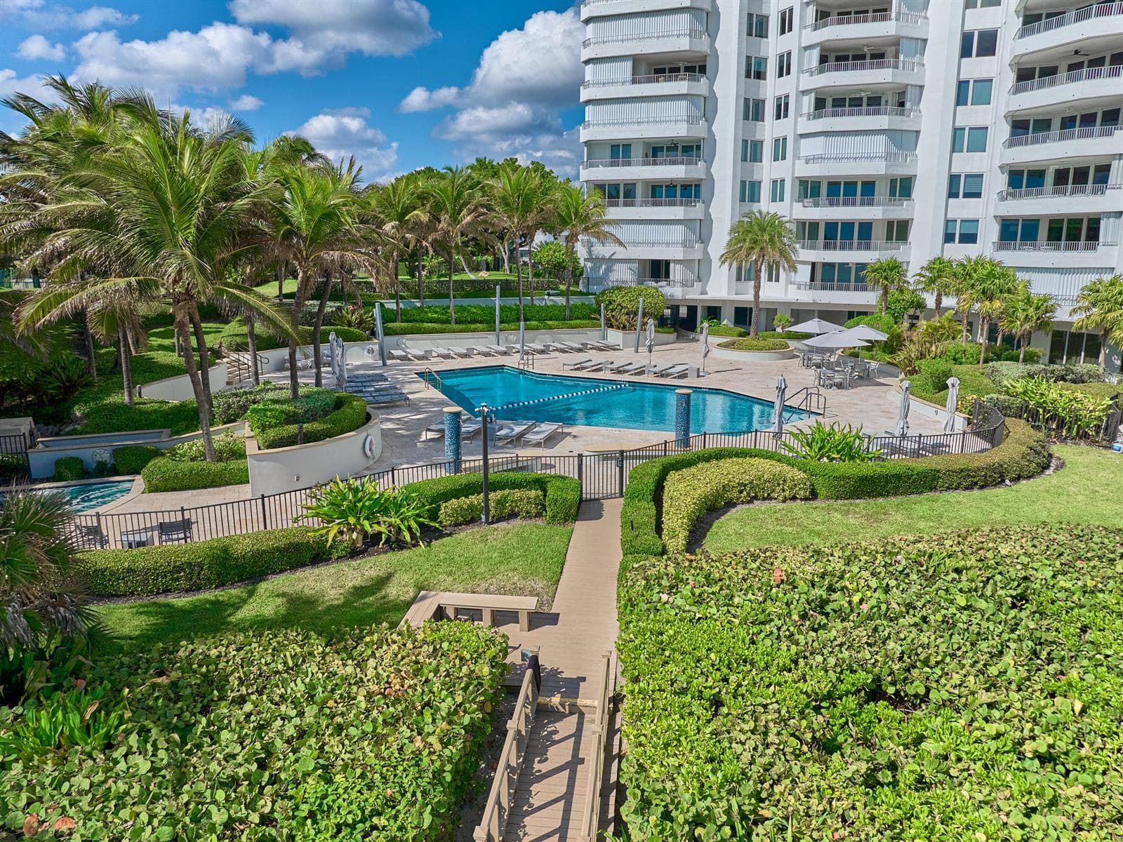 Pool path to Beach
