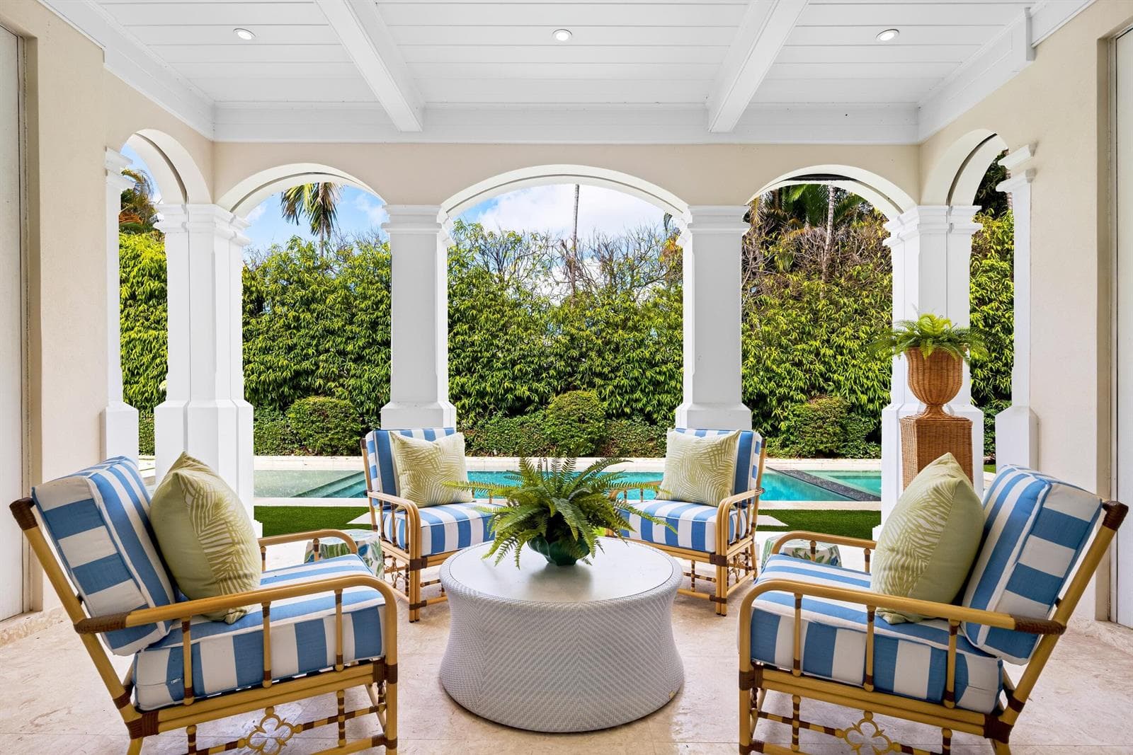Loggia to Pool