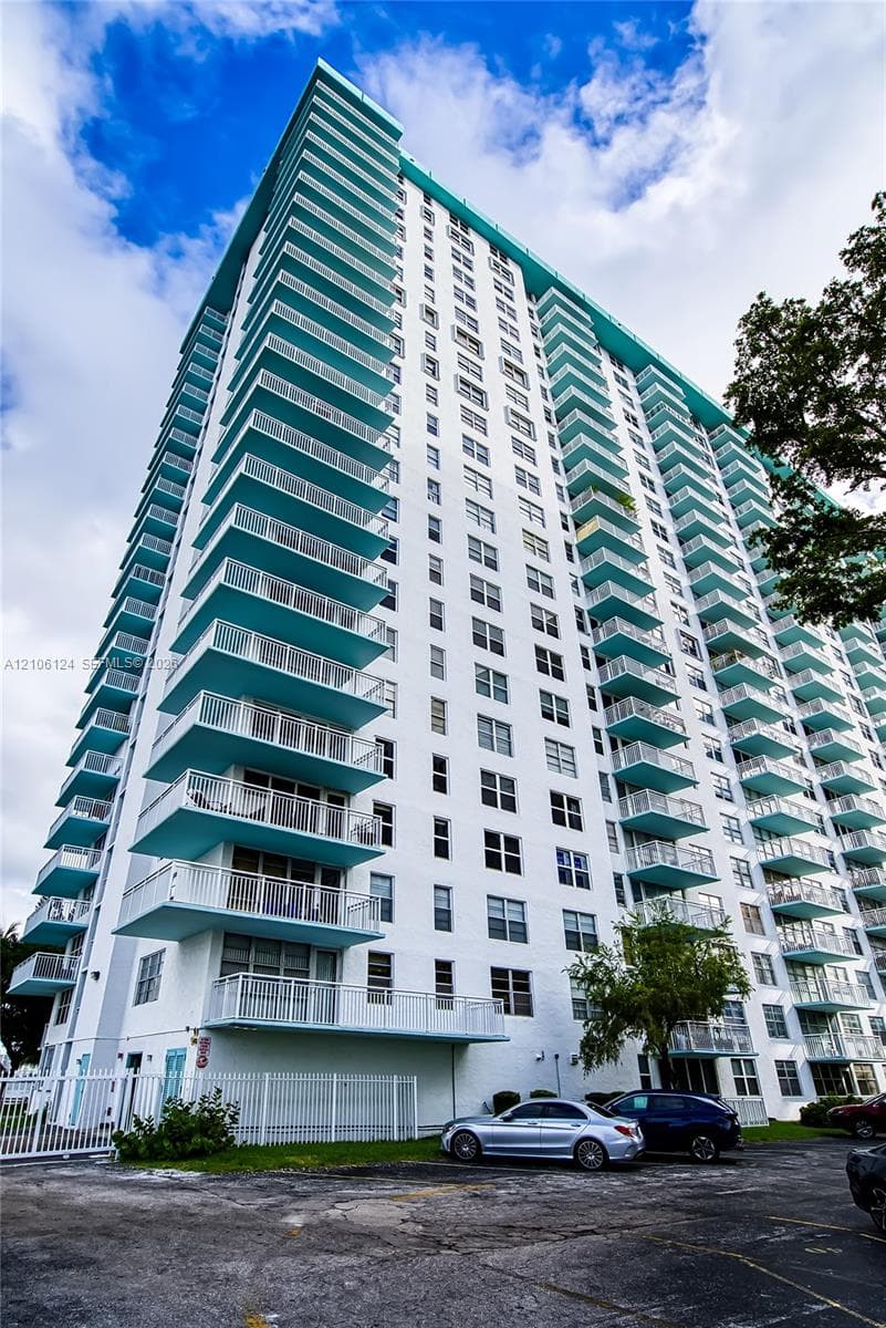 WINSTON TOWERS 500 CONDO · #2208 in Sunny Isles Beach - Photo 3
