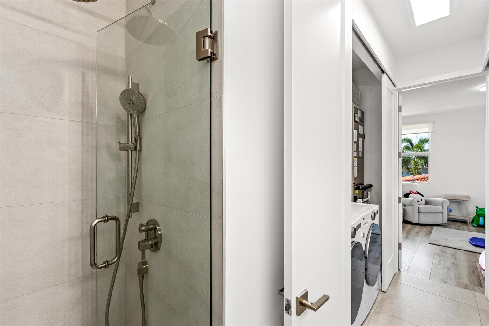 BATHROOM_2_ANGLE_OUT