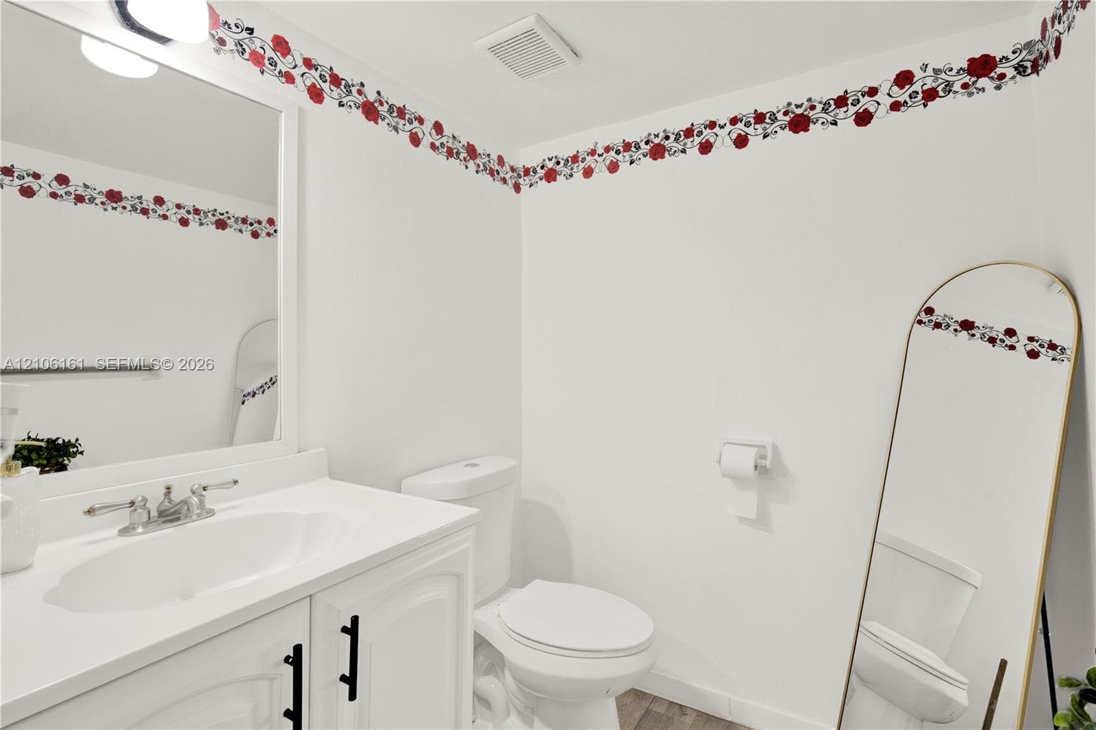 1st floor 1/2 bath
