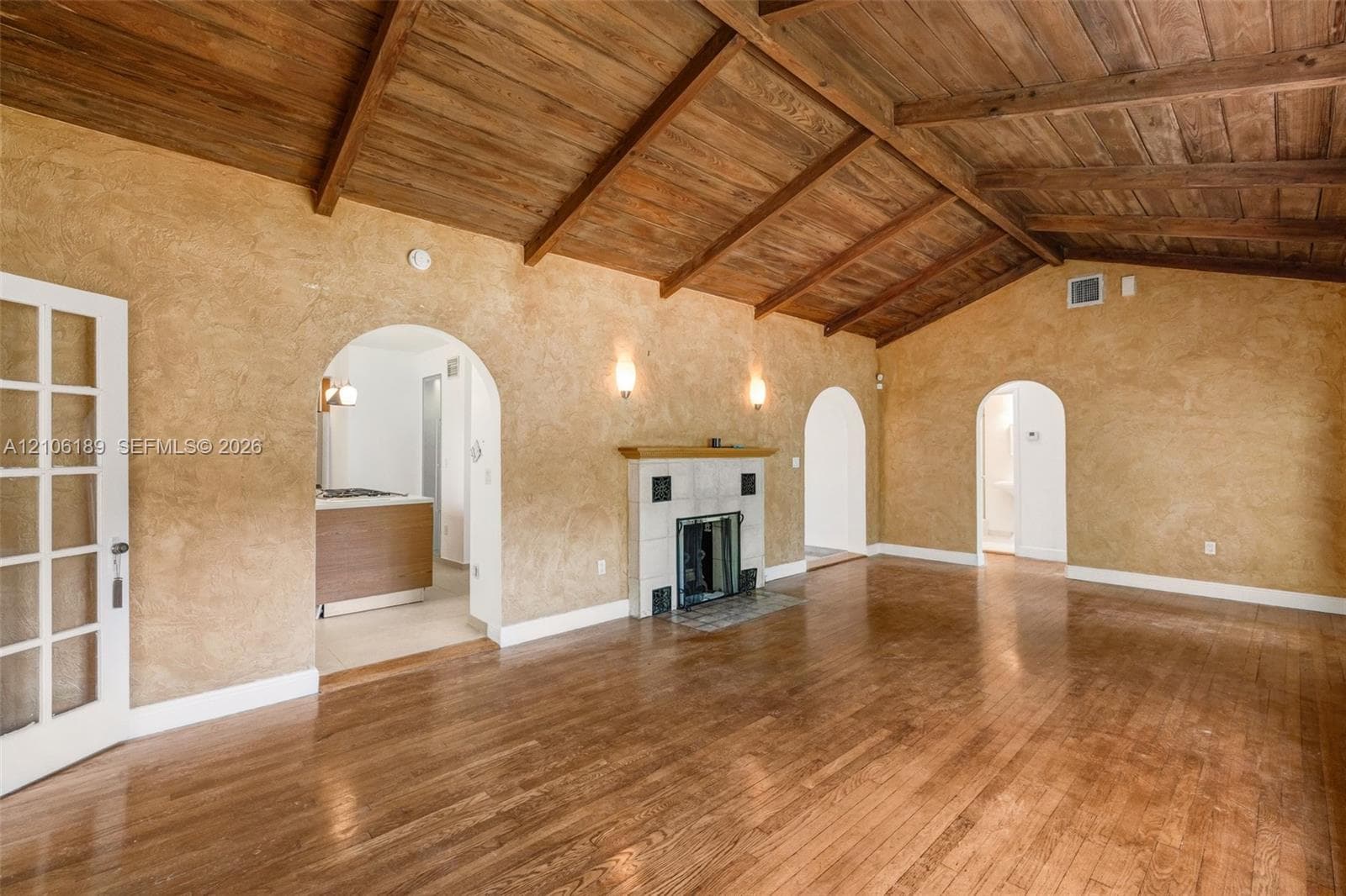 Left: door to 3rd room, entrance to the kitchen, entrance to the family room and last entrance to the ensuites hallway