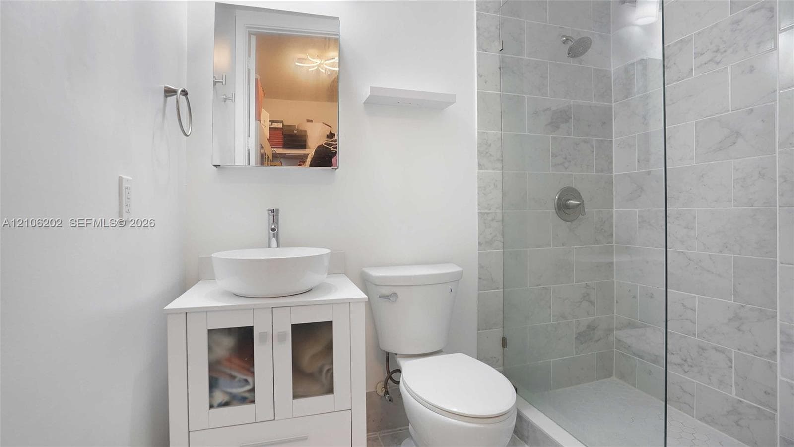 2nd Bathroom/Den En-suite with shower