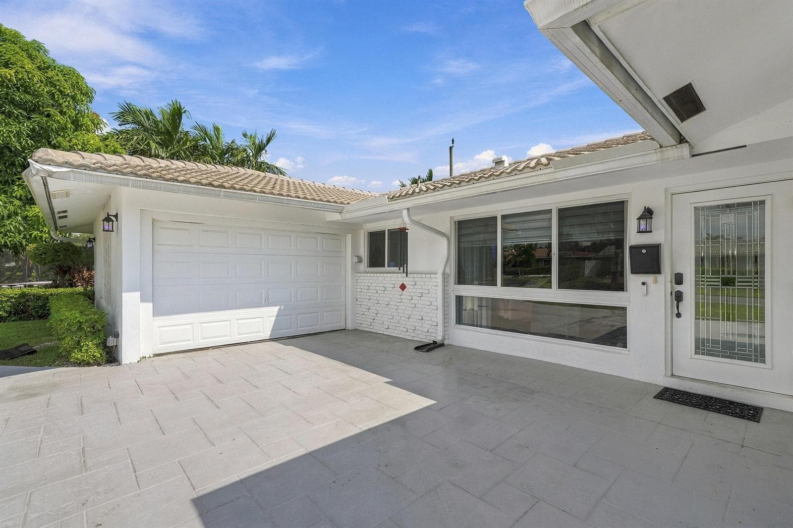 OVVERSIZED ONE CAR GARAGE