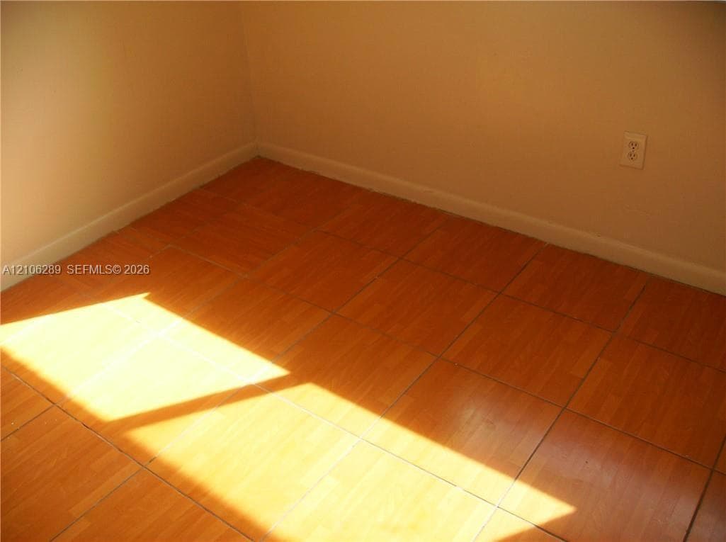 Parquet wood-finish flooring with neutral wall paint
