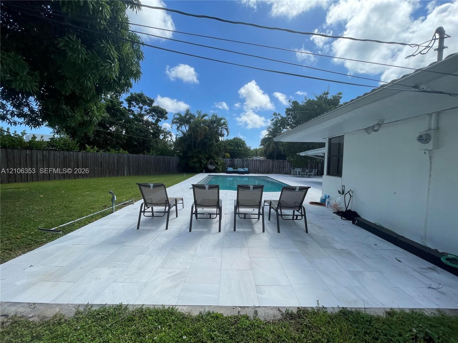 2115 Alamanda Dr photo 2