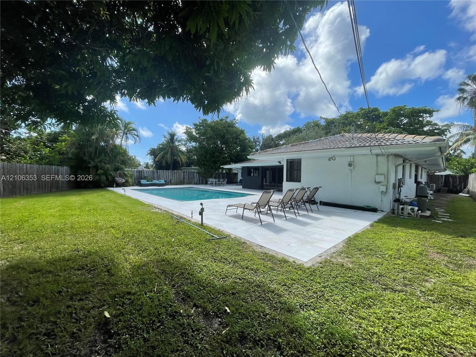 2115 Alamanda Dr photo 3