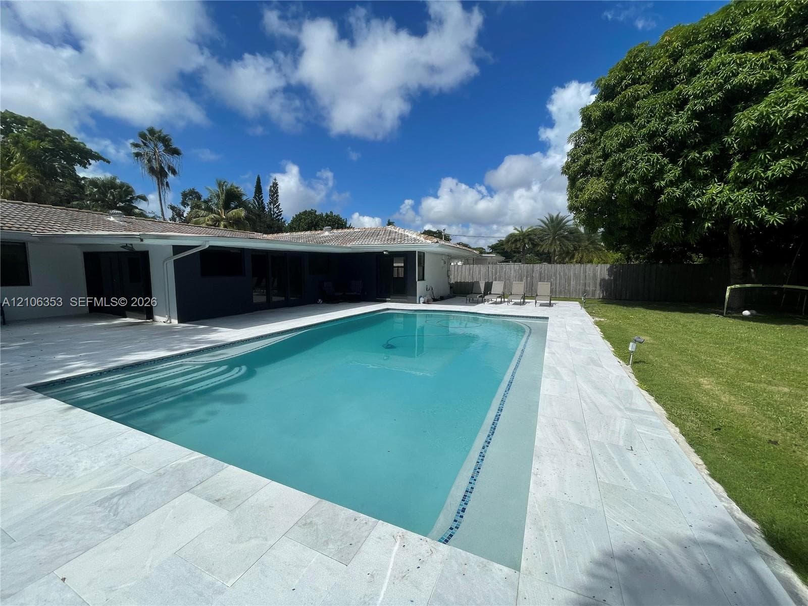 2115 Alamanda Dr photo 4