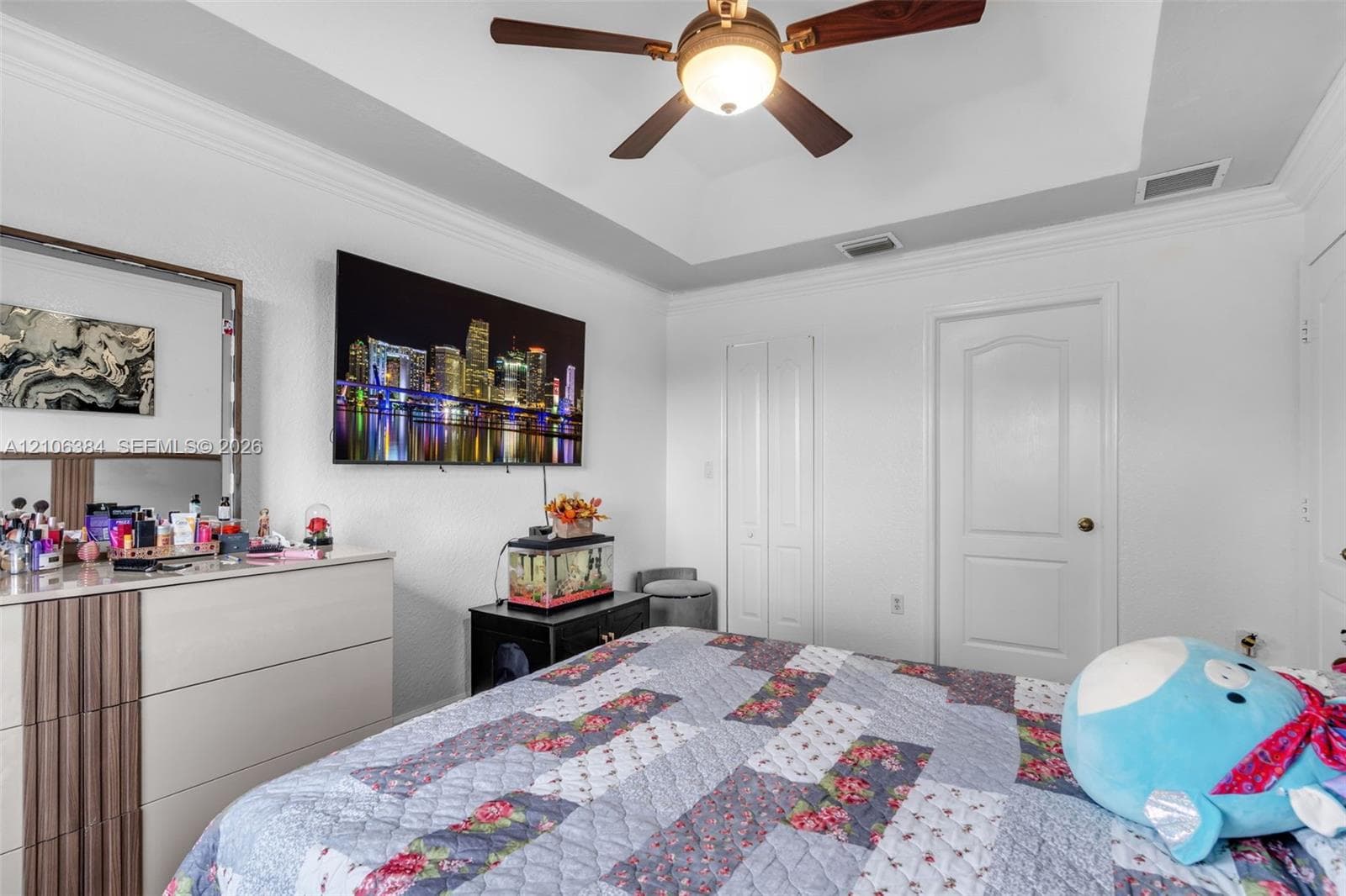 Tray ceiling with crown molding and central ceiling fan