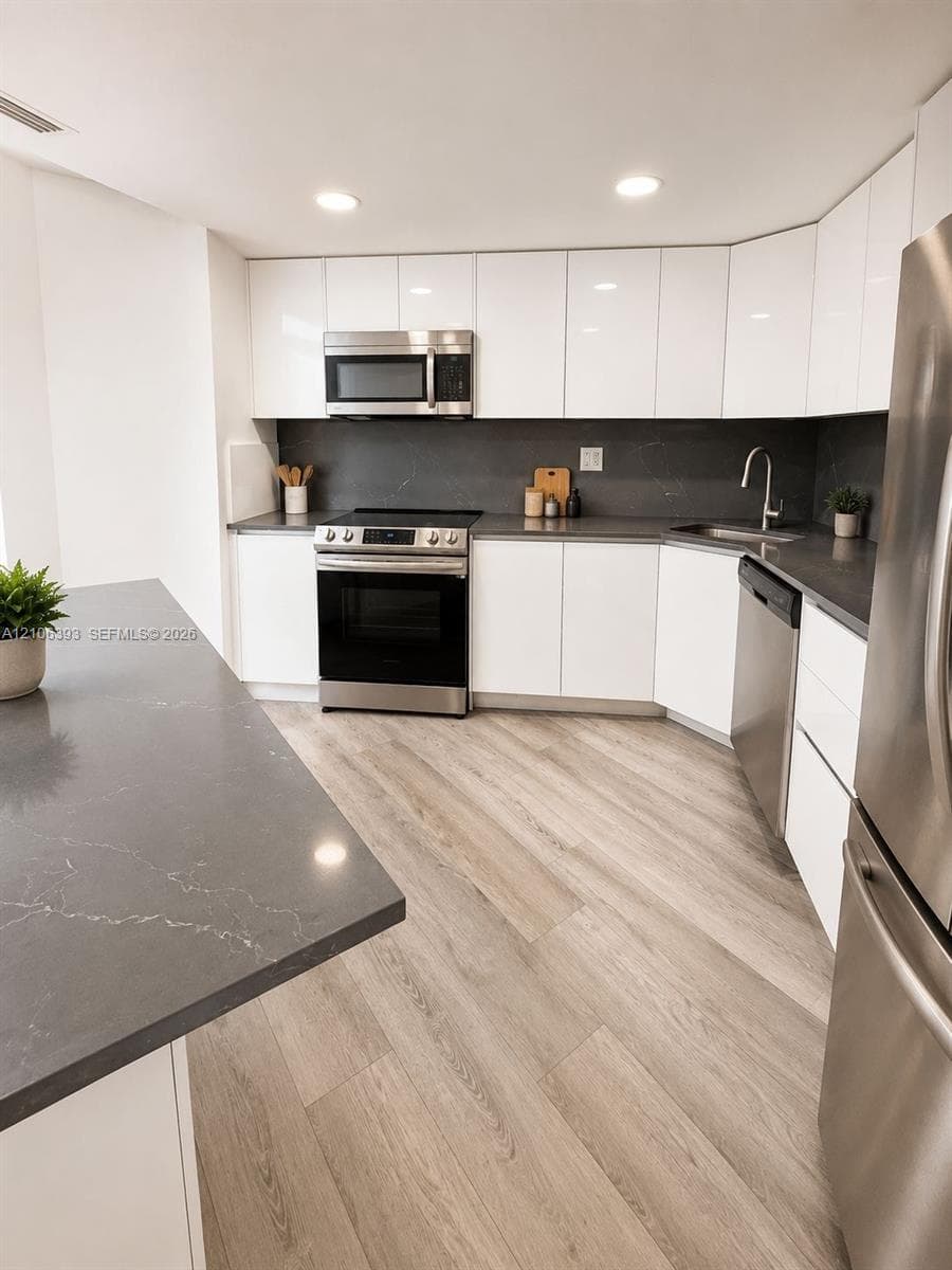 COMMODORE PLAZA · #2407 in Aventura - Photo 8
