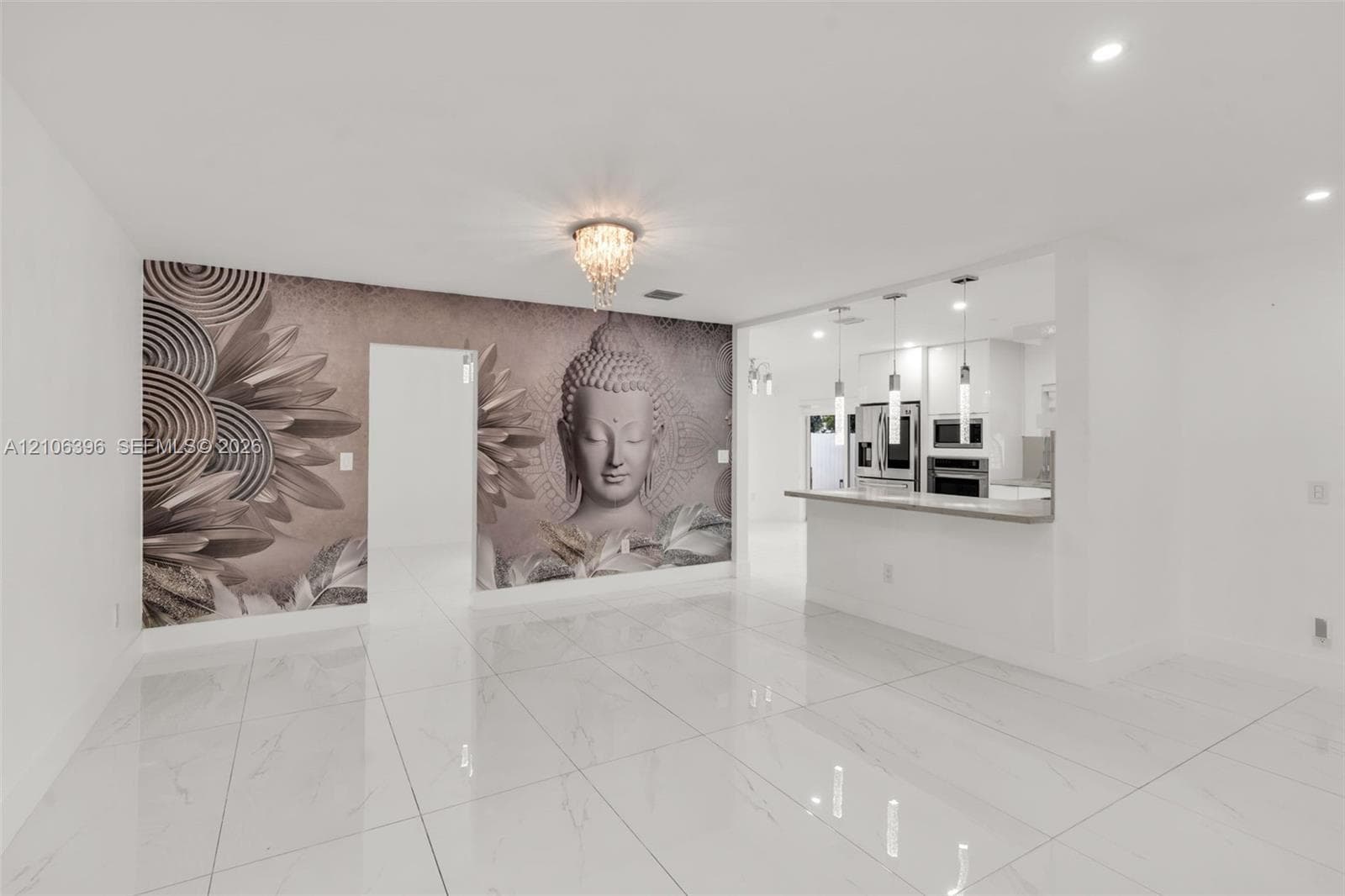 Large-format tile flooring, decorative wall mural, recessed ceiling lighting, kitchen peninsula with breakfast bar, and pendant lighting