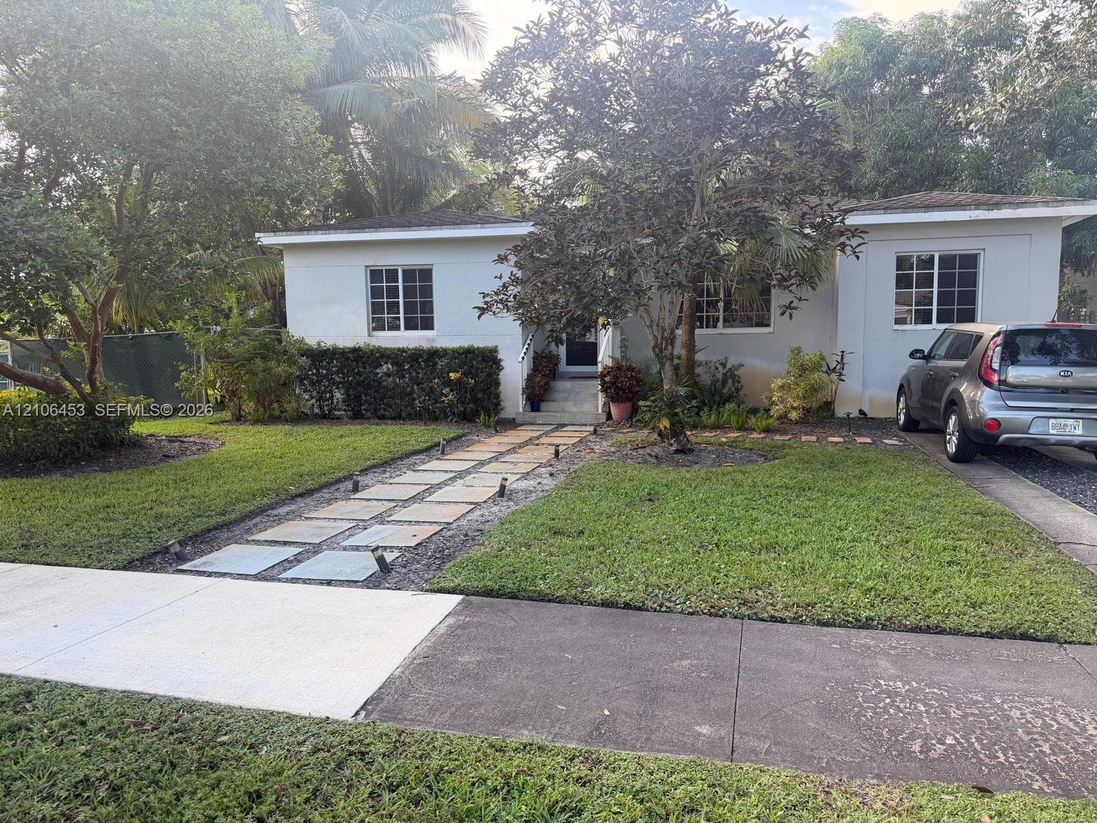132 Whitethorn Dr photo 2
