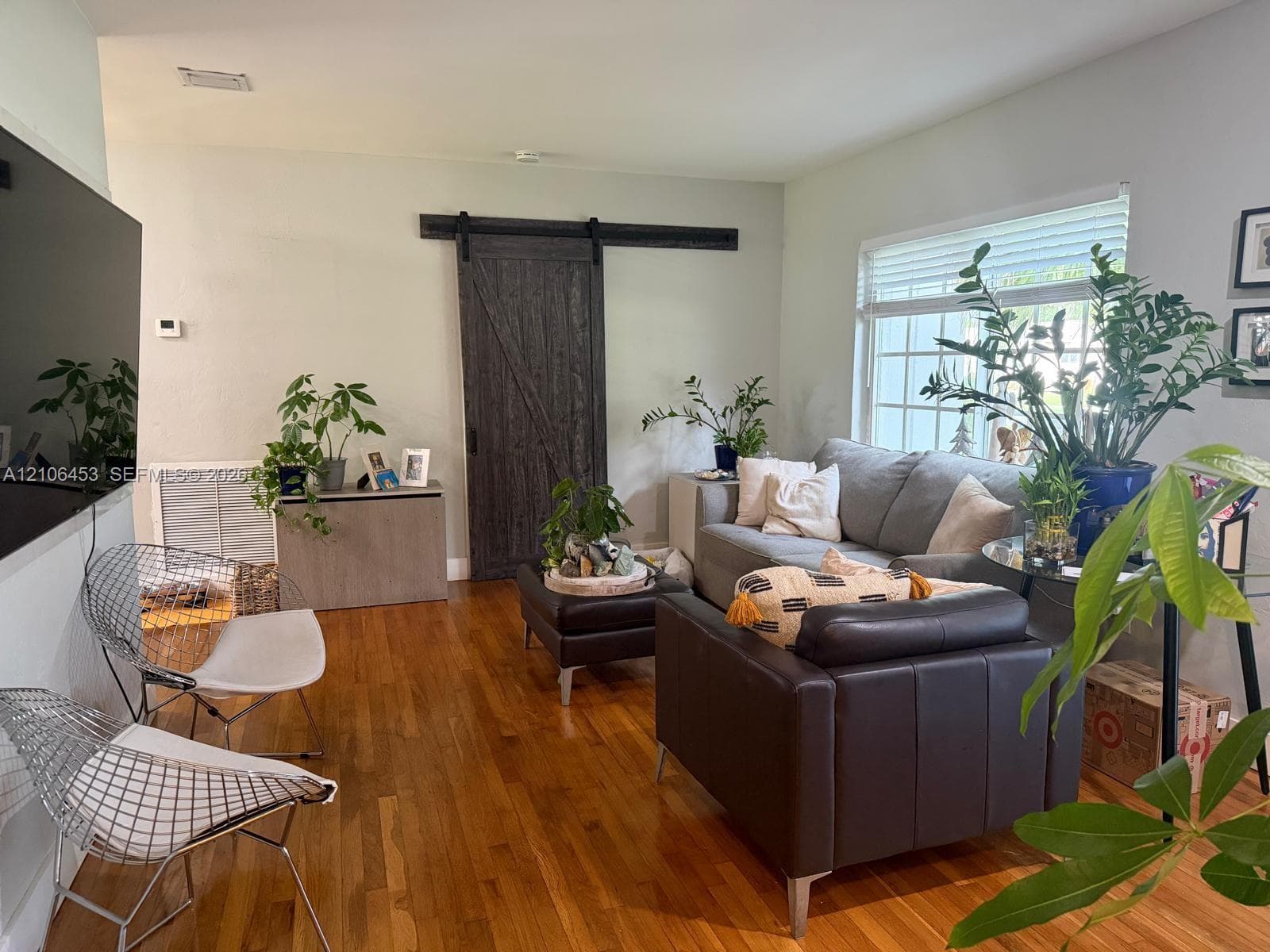 132 Whitethorn Dr photo 3