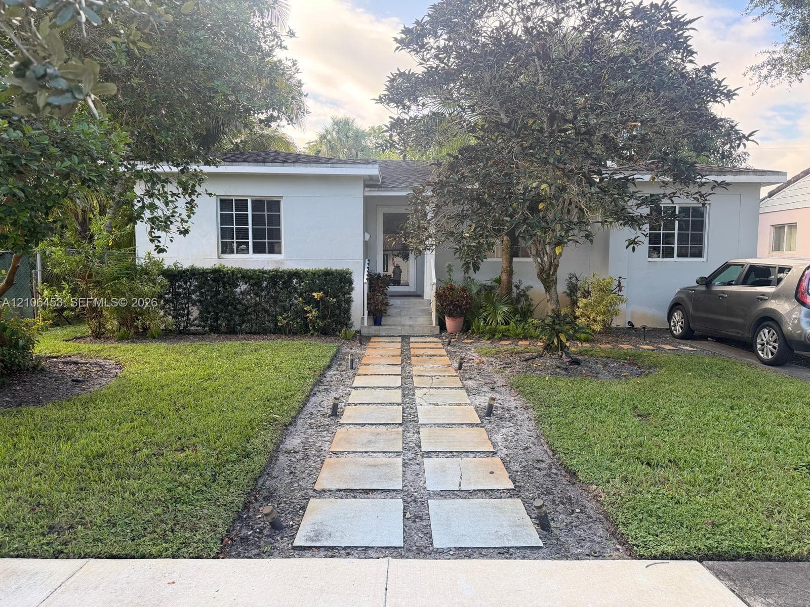 132 Whitethorn Dr photo 1