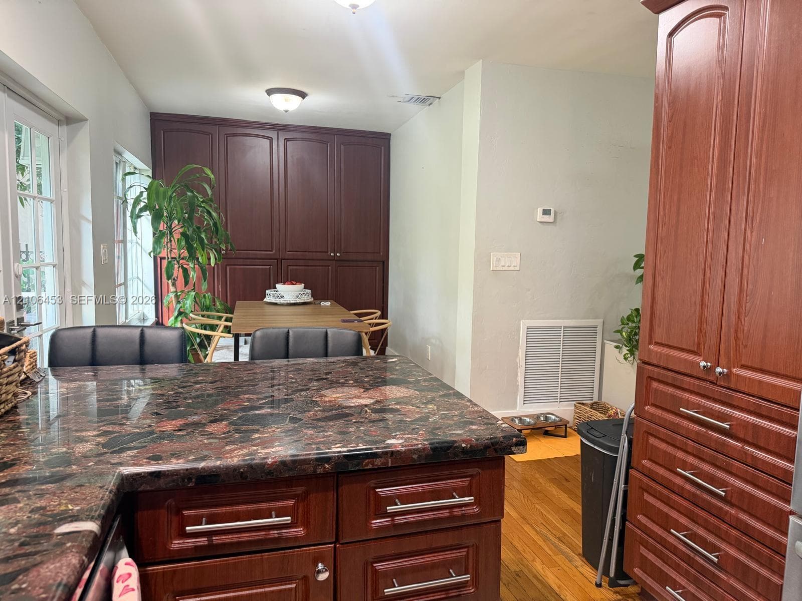 132 Whitethorn Dr photo 8