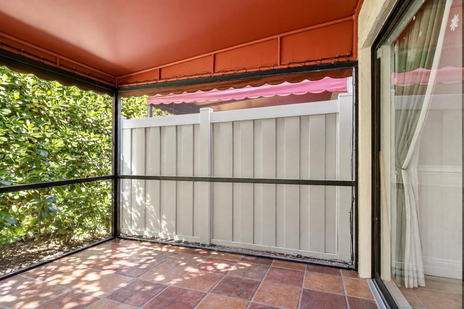 Furniture-free screened patio