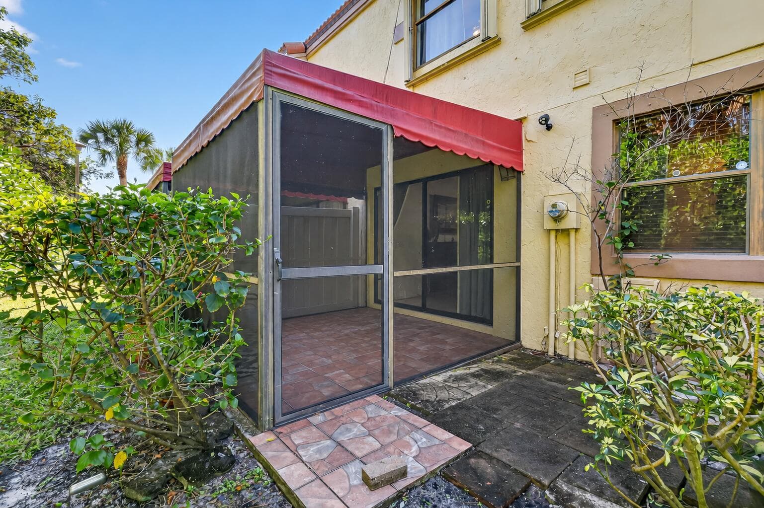 Grill-free screened patio exterior