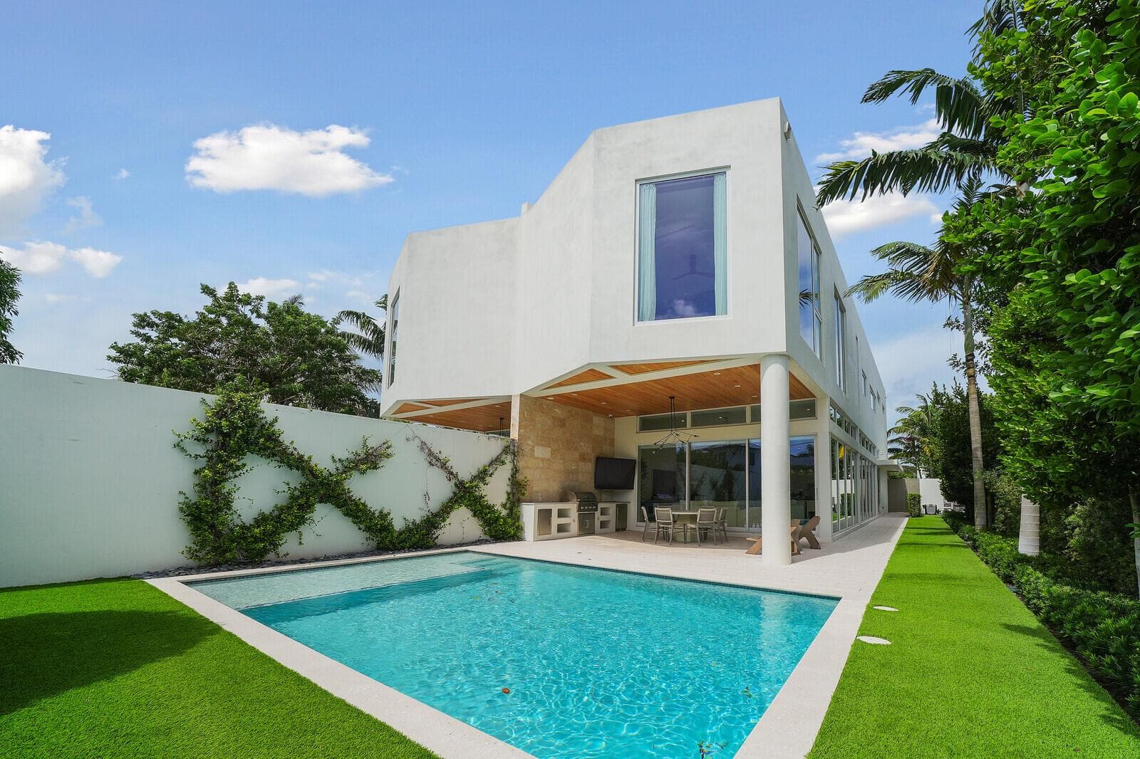 Fully fenced, private yard