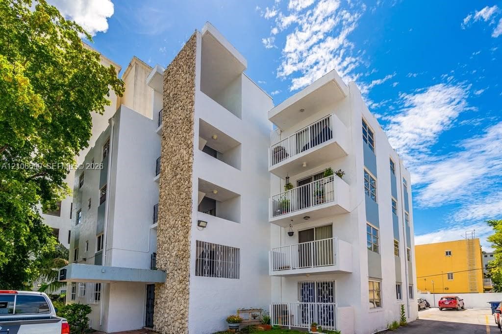 EL RIO CONDO · #403 in Miami - Photo 2
