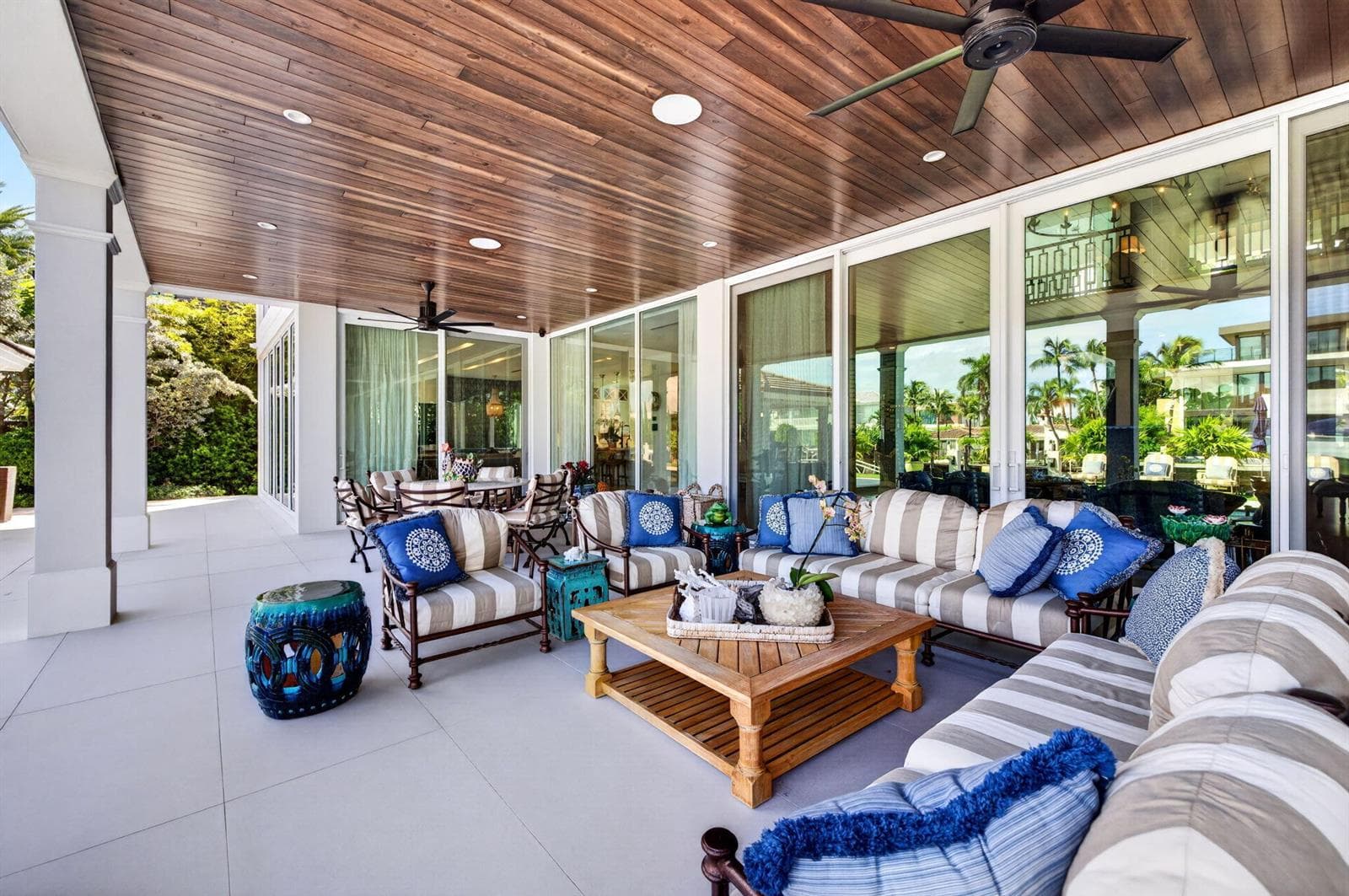 125_Covered Outdoor Lounge - View 4