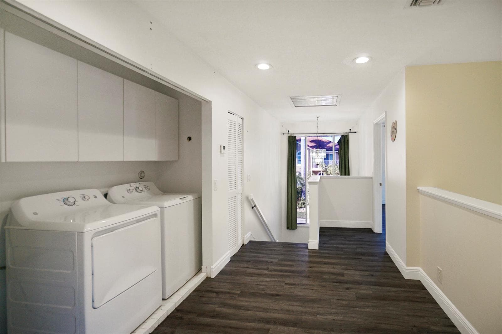 Washer/ Dryer (Upstairs)