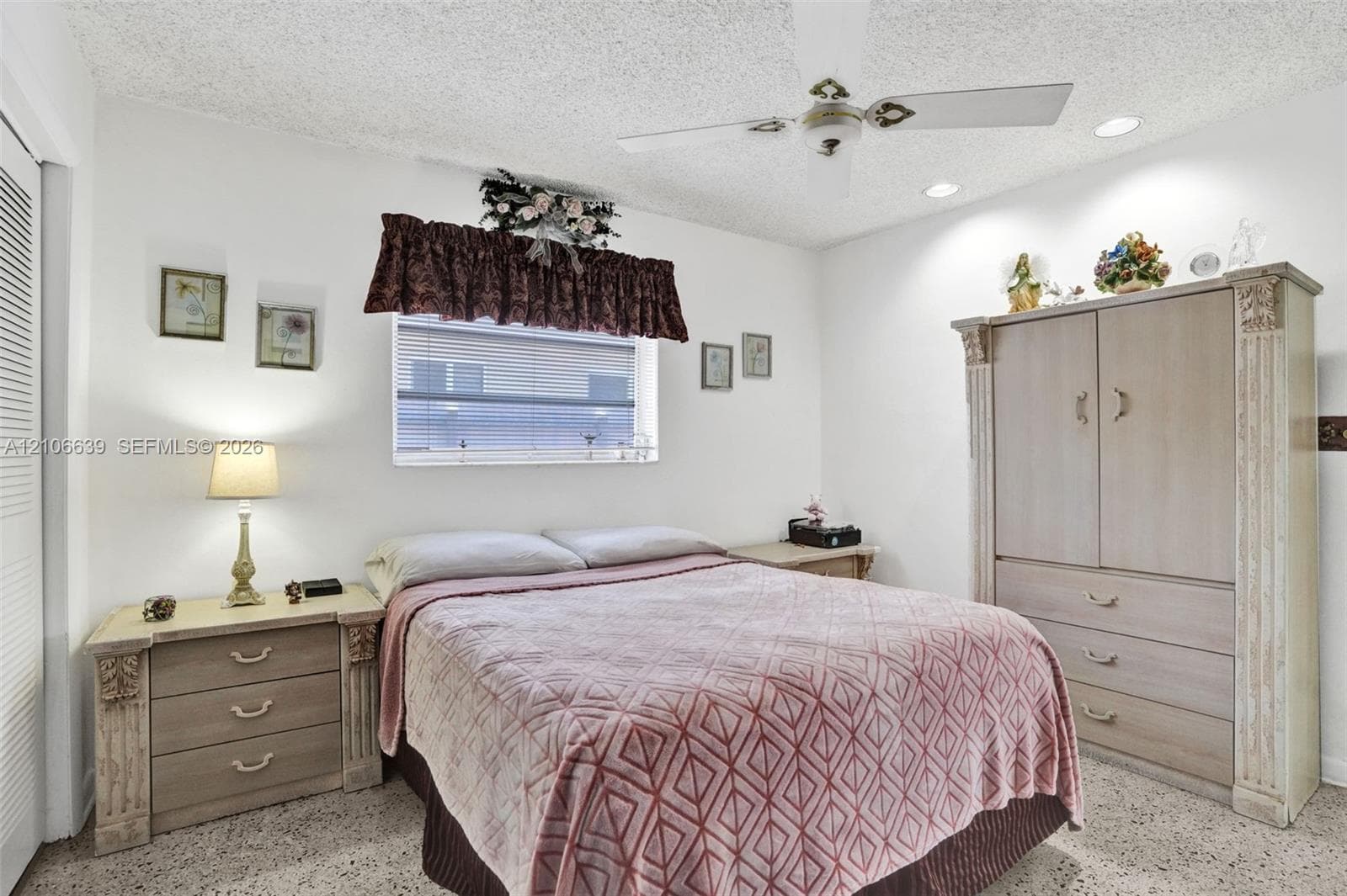 Room featuring a neutral wall palette, ceiling fan with light kit, recessed lighting, and speckled-finish flooring