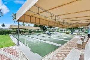 Shuffleboard court