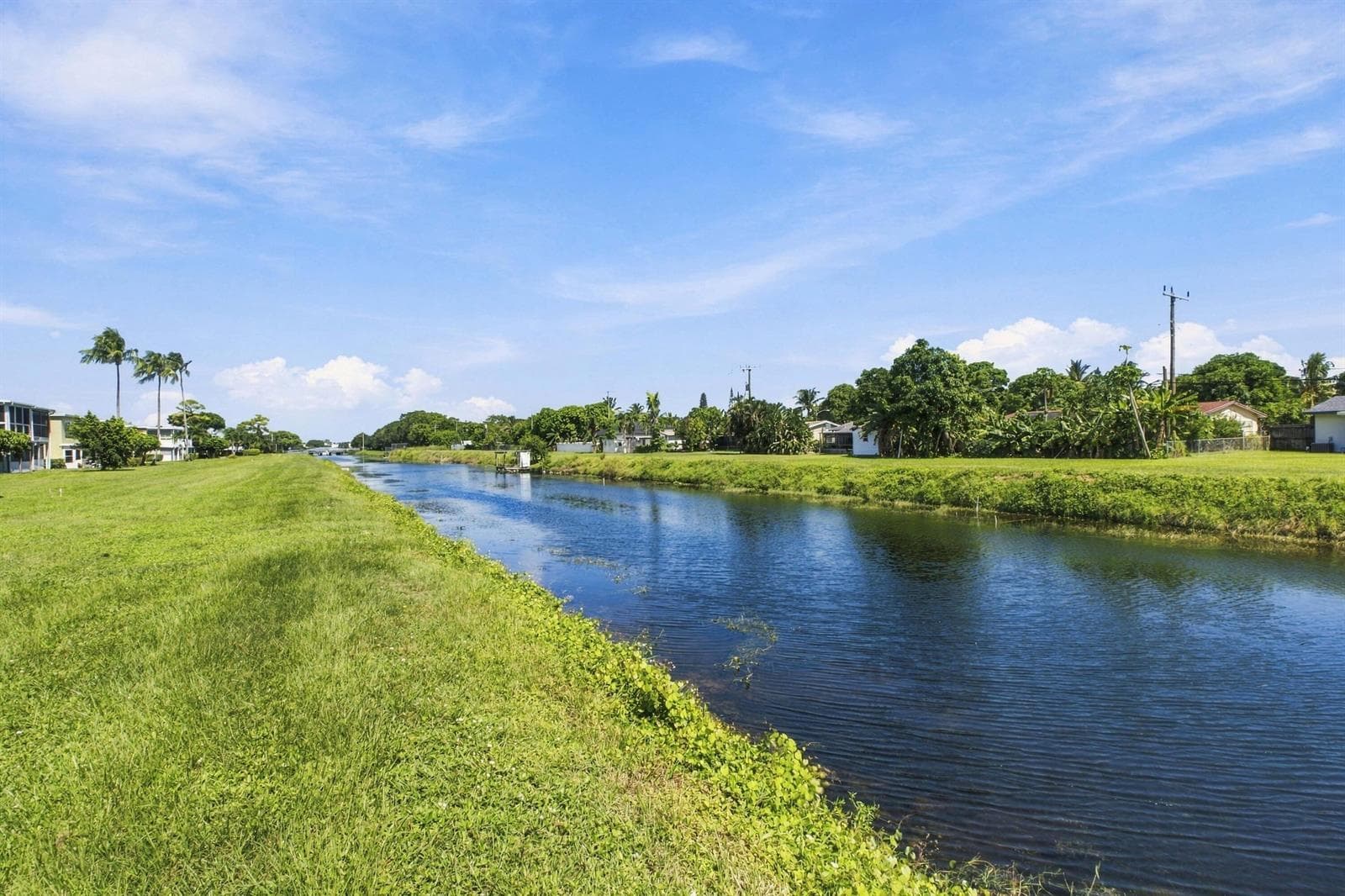 Wide views of navigable canal & birdlife