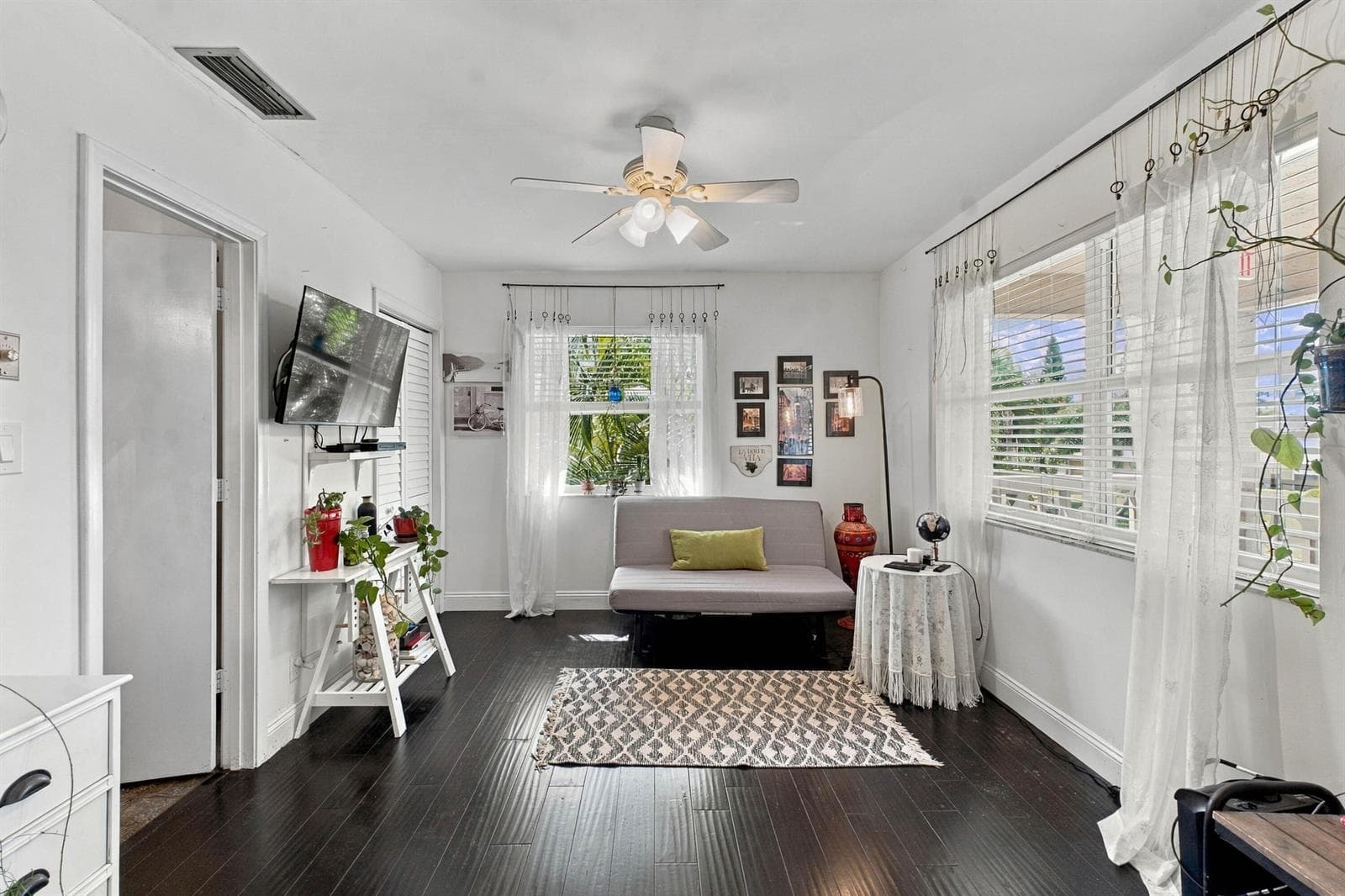 Guest bedroom with westernsunset view