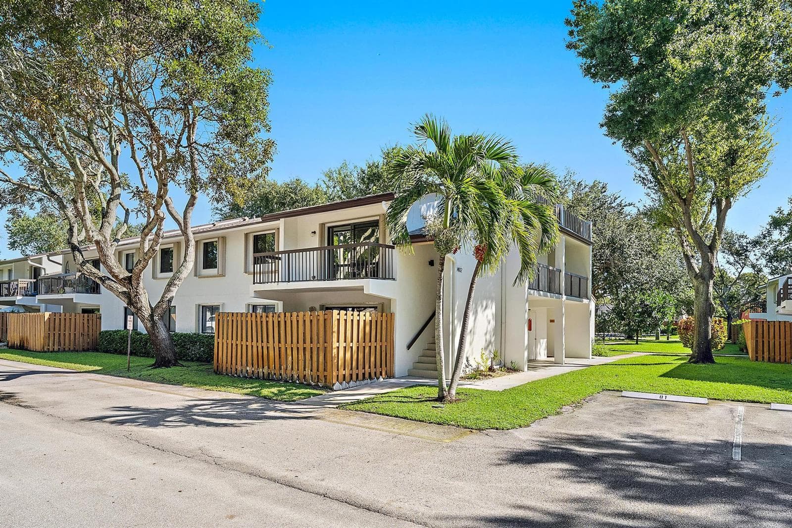 3402 Gardens E Dr Entry