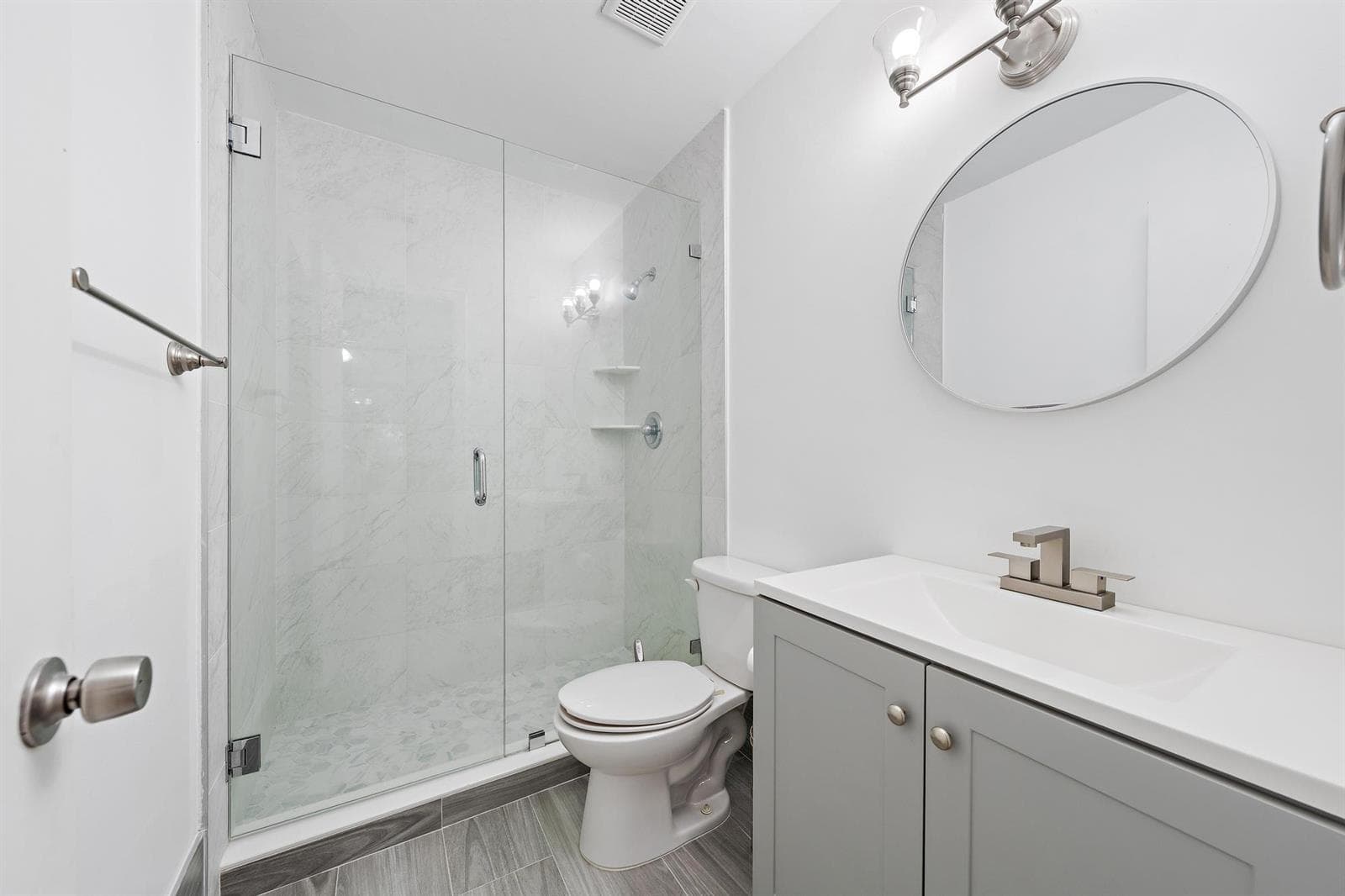 3402 Gardens E Dr Primary Bath