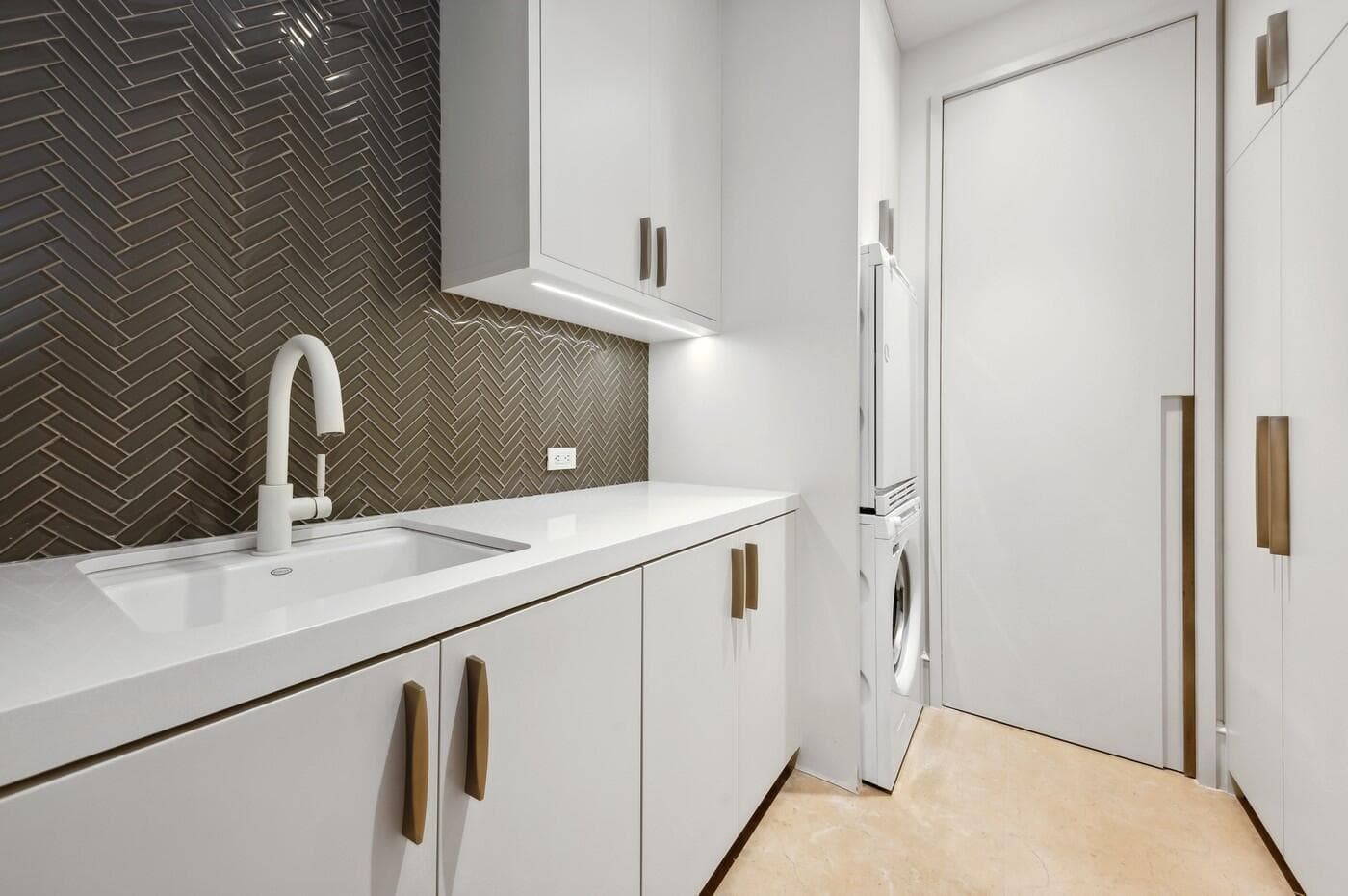 24_150BradleyPlace906_44_LaundryRoom_Dou
