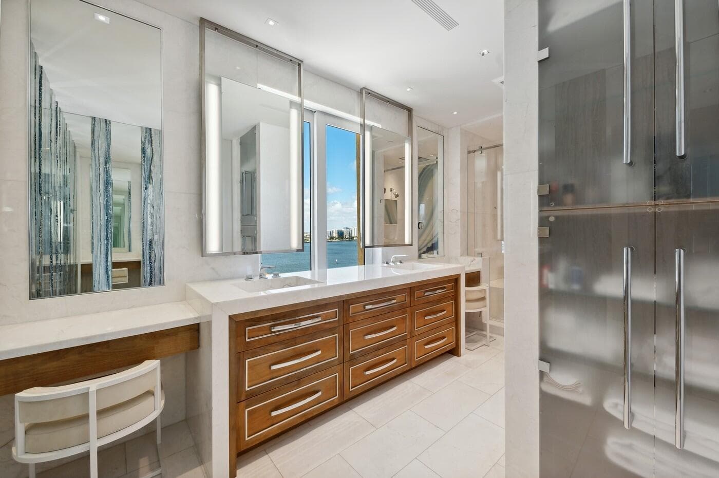 18_150BradleyPlace906_13_PrimaryBathroom