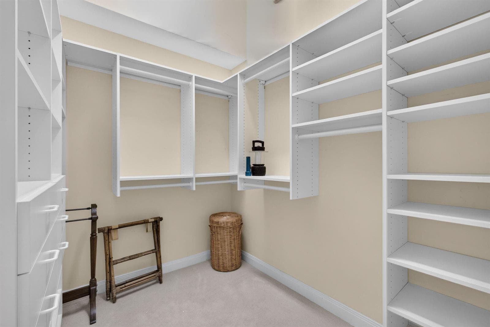 WALK IN CLOSET BUILT INS