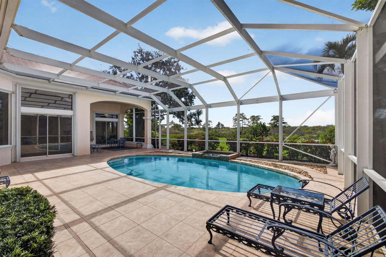 SPACIOUS POOL AREA