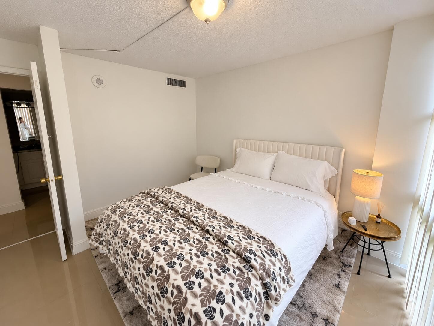 Dormitorio moderno limpio y acogedor