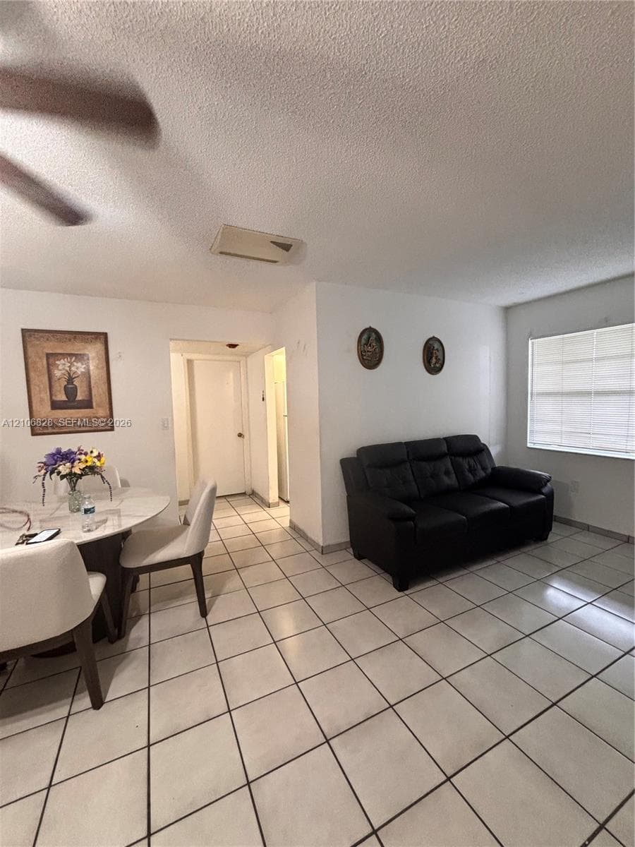 Neutral ceramic floor tiling and horizontal window blinds